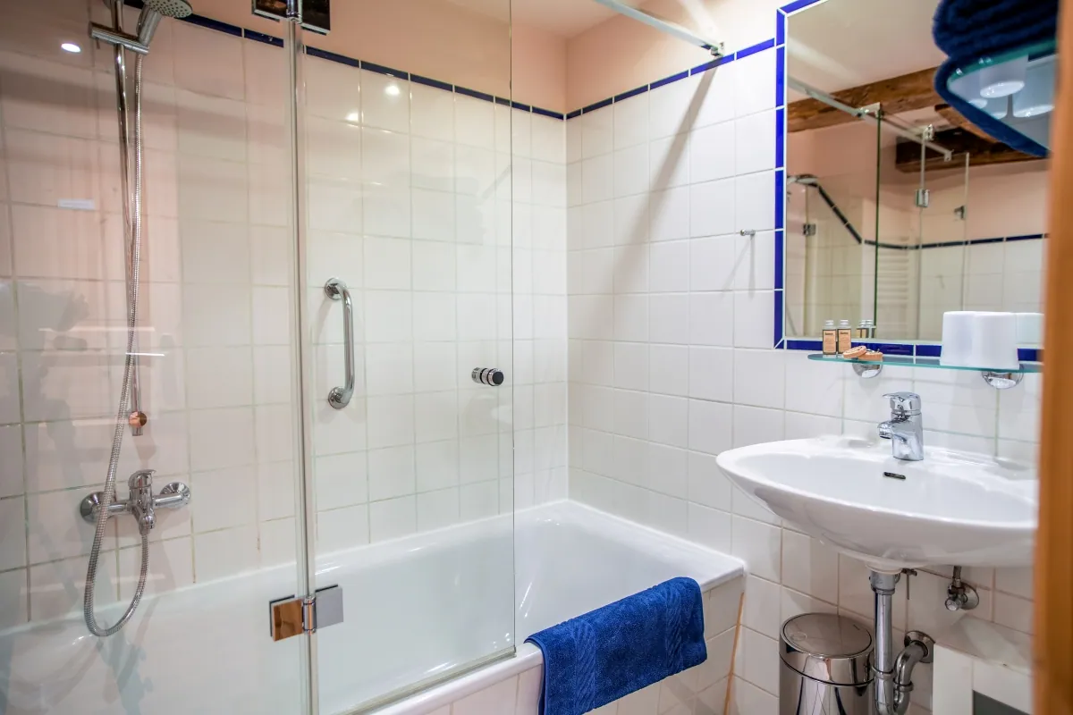 Large double room „Hiddensee“: Bathroom