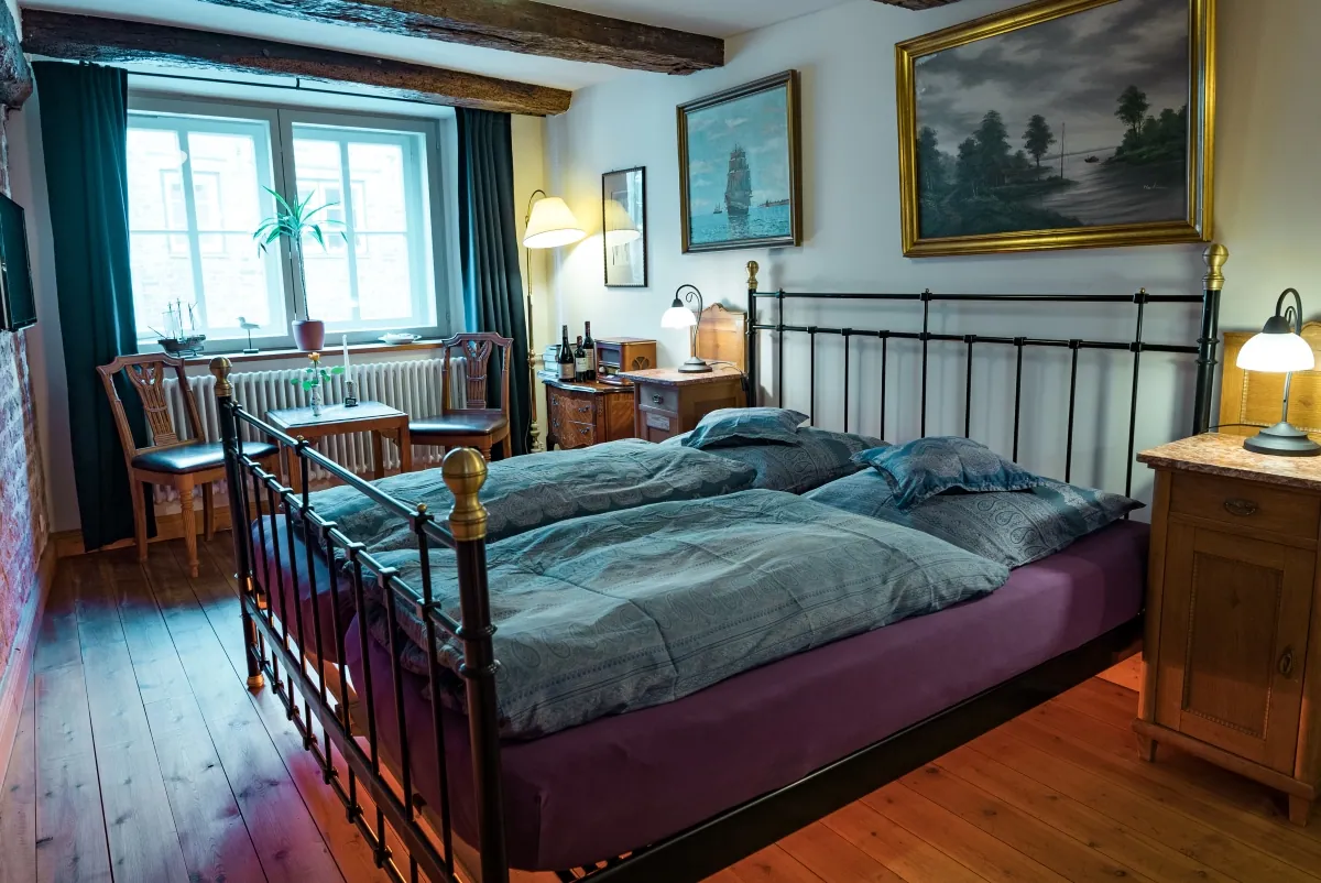 Großes Doppelzimmer „Hiddensee“: Bett